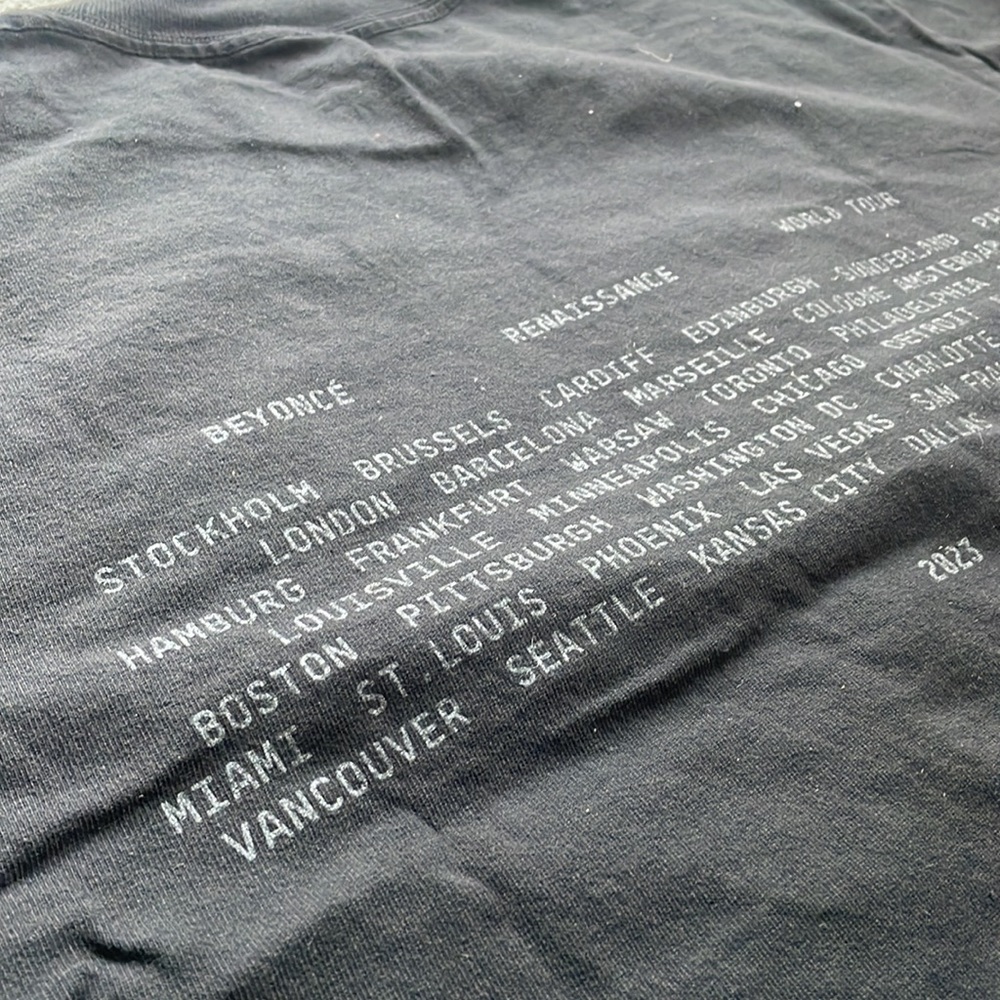 - BEEHIVE OFFICIAL MERCH TSHIRT FROM THE WORLD TOUR *NEW* - Picture 5 of 10